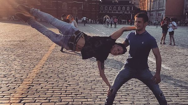 Super Keren! Potret Wanita Lakukan Human Flag Unik