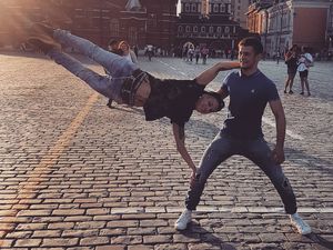 Super Keren! Potret Wanita Lakukan Human Flag Unik Super Keren! Potret Wanita Lakukan Human Flag Unik