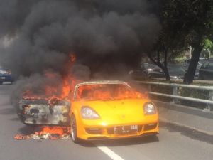 Ini Mobil Toyota MR2 Spyder yang Terbakar di Tol Slipi
