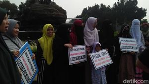 Foto: Perempuan-perempuan Bercadar dalam Aksi Peluk Saya