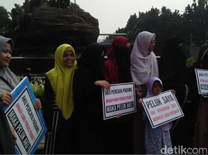 Foto: Perempuan-perempuan Bercadar dalam Aksi Peluk Saya Foto: Perempuan-perempuan Bercadar dalam Aksi Peluk Saya