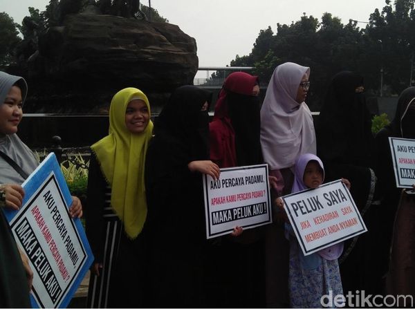 Foto: Perempuan-perempuan Bercadar dalam Aksi Peluk Saya