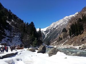 Dingin-dingin Main Salju di India