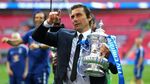 Foto: Conte dan Trofinya di Inggris