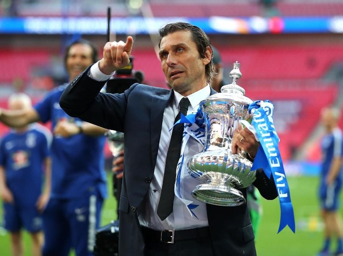 LONDON, ENGLAND - MAY 19:  Antonio Conte, Manager of Chelsea holds the Emirates FA Cup trophy following his side's win during The Emirates FA Cup Final between Chelsea and Manchester United at Wembley Stadium on May 19, 2018 in London, England.  (Photo by Catherine Ivill/Getty Images)