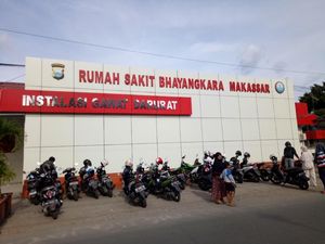 Polantas yang Ditabrak Oknum TNI Hingga Atap Mobil Dirawat di RS Polantas yang Ditabrak Oknum TNI Hingga Atap Mobil Dirawat di RS
