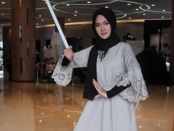 Deg-degan! Hijabers Ini Pecahkan Lampu Neon di Kepala Terry Putri