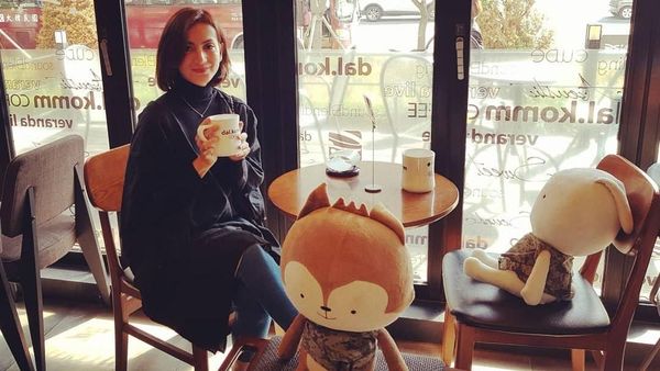 Pose Manis Wanda Hamidah, Saat Mencicipi Gudeg dan Ngeteh Bareng Teman