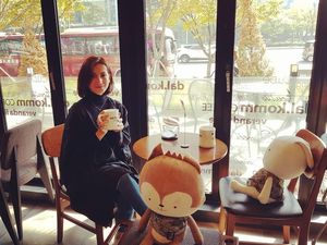 Pose Manis Wanda Hamidah, Saat Mencicipi Gudeg dan Ngeteh Bareng Teman