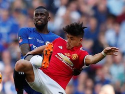 Tak cuma Azpilicueta, ada juga Antonio Ruediger yang membuat Sanchez sulit mendapat ruang tembak. (Lee Smith/REUTERS)