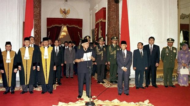 Soeharto ketika menyatakan berhenti sebagai Presiden RI dan membubarkan Kabinet Pembangunan VII. 