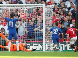 Sanchez sempat menjebol jala Thibaut Courtois di babak kedua tapi dianulir wasit karena lebih dulu offside. (David Klein/Reuters)