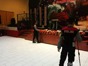 Polisi di Situbondo Sterilisasi Gereja Sebelum Digunakan Ibadah Polisi di Situbondo Sterilisasi Gereja Sebelum Digunakan Ibadah