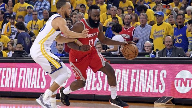 Duel Stephen Curry vs James Harden terjadi di gim ketiga final Wilayah Barat.