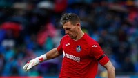 Vicente Guaita menghentikan tendangan penalti Messi saat Getafe bertandang ke Camp Nou dalam ajang La Liga 2015/2016. Dia melakukannya di menit ke-11, tapi timnya kalah 0-6. (Foto: Getty Images)