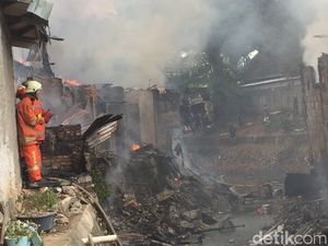 Kebakaran di Cipinang dan Pondok Bambu Hanguskan 42 Rumah Kebakaran di Cipinang dan Pondok Bambu Hanguskan 42 Rumah
