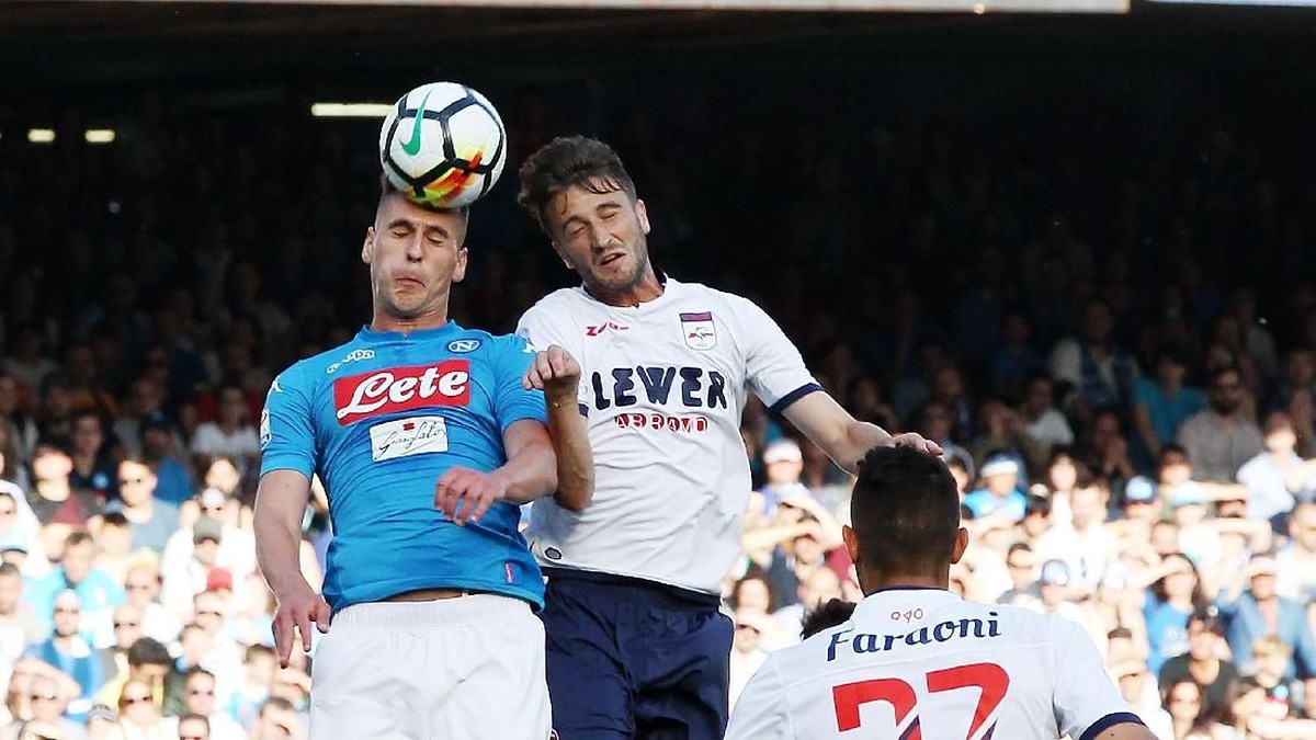 Napoli mengirim Crotone turun divisi ke Serie B. (Foto: Francesco Pecoraro/Getty Images)
