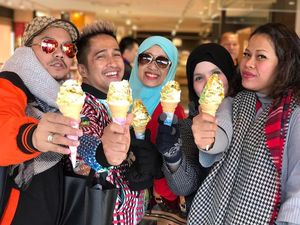 Begini Meriahnya Pose Irfan Hakim Saat Ngeliwet dan Mencicipi Es Krim Emas