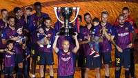 Para pemain Barca yang mengajak anak-anak mereka ke lapangan merayakan gelar La Liga yang mereka raih pada musim ini. Foto: David Ramos/Getty Images