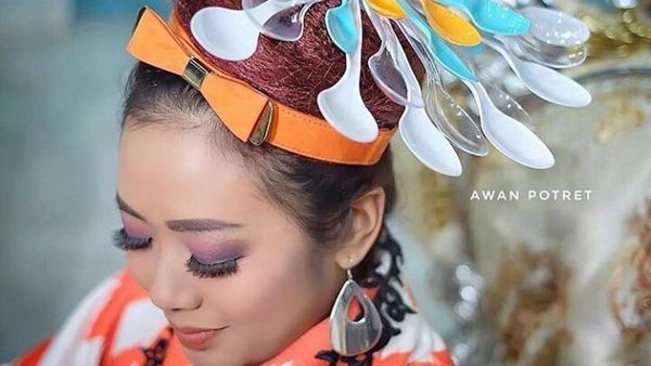 Gaya Gokil Soimah Saat Makan Duren hingga Pakai Topi dari Sendok
