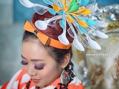 Gaya Gokil Soimah Saat Makan Duren hingga Pakai Topi dari Sendok