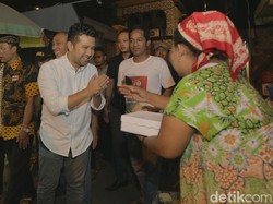 Saat Emil Bagi-bagi Sahur ke Pedagang di Pasar Waru