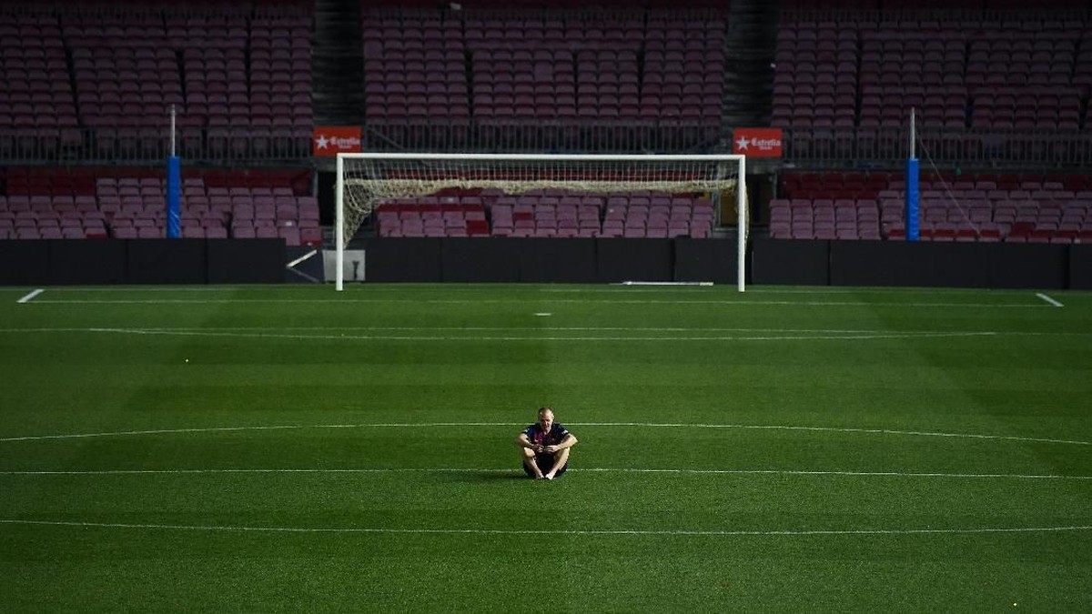 Andres Iniesta menikmati momennya di rumput Camp Nou untuk terakhir kali sebagai pemain Barcelona. (Foto: David Ramos/Getty Images)