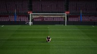 Iniesta menyendiri di tengah lapangan saat stadion sudah kosong. Gelandang berusia 34 tahun itu menikmati saat-saat terakhirnya di Camp Nou. Foto: David Ramos/Getty Images