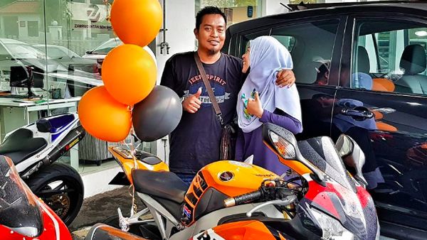 So Sweet! Moge CBR1000RR Jadi Kado Ulang Tahun Pernikahan