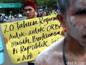 Aksi Peringatan 20 Tahun Reformasi di Depan Istana