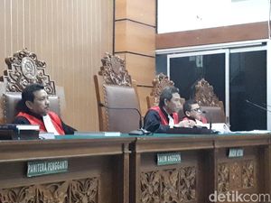 Hakim Tegur Pengunjung Sidang Ahmad Dhani yang Mengganggu