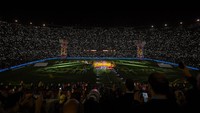 Seusai laga, lampu stadion dipadamkan dan disisakan lampu sorot ke bagian tengah. Sebagai tim juara, Barca akan secara resmi menerima trofi La Liga. Foto: David Ramos/Getty Images