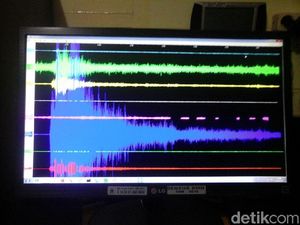 Merapi Kembali Erupsi Freatik, Hujan Abu Landa 6 Desa di Sleman Merapi Kembali Erupsi Freatik, Hujan Abu Landa 6 Desa di Sleman