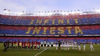 Sebelum kick-off, puluhan ribu suporter yang memenuhi tribune Camp Nou membentuk mosaik yang bertuliskan Infinit Iniesta.  Foto: Josep Lago/AFP
