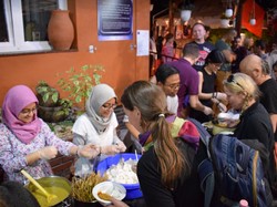 Mahasiswa RI di Polandia Kenalkan Ramadan & Kuliner Nusantara