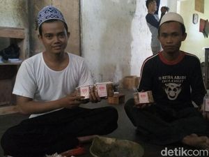 Santri di Pondok Ini Punya Keterampilan Membuat Sambal Pecel
