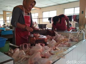 Harga Daging Ayam di Trenggalek Meroket, Daging Sapi Stabil