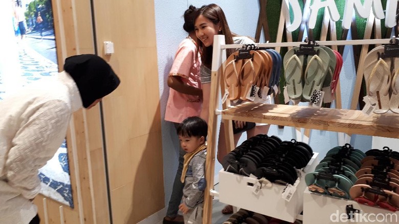 Risma Blusukan ke Mal Pastikan Perekonomian Surabaya Bergairah Risma Blusukan ke Mal Pastikan Perekonomian Surabaya Bergairah