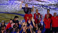 Momen saat Iniesta dilempar ke udara oleh rekan-rekannya di Barca. Foto: Albert Gea/Reuters