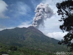 Panampakan Letusan Freatik Merapi Pagi Ini dari Arah Magelang