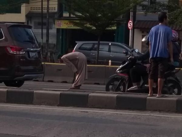 Ini Lokasi Pria Diduga Stres Lakukan Gerakan Salat di Tengah Jalan