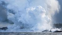 Foto: Gunung Kilauea Erupsi Lagi, Lava Panas Mengalir ke Pasifik