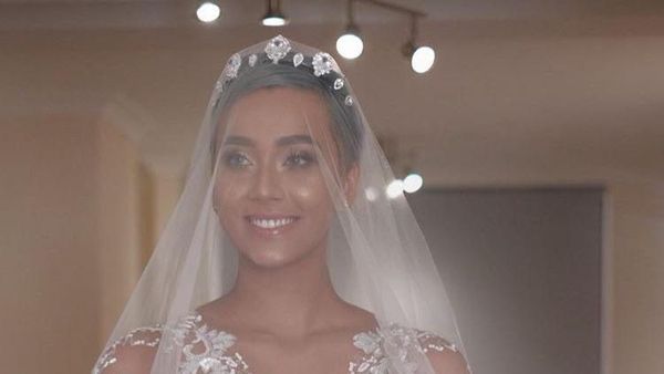 Menikah, Para Model Cantik Pilih Naked Dress yang Sedang Tren