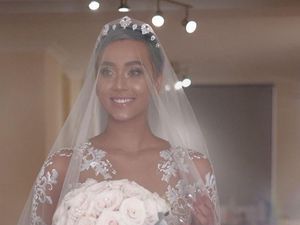 Menikah, Para Model Cantik Pilih Naked Dress yang Sedang Tren