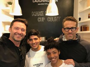Wah! Ryan Reynolds Ditunjuk Jadi Barista di Kafe Milik Hugh Jackman
