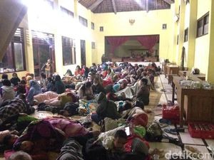 388 Warga Sleman Mengungsi Akibat Erupsi Freatik Merapi 388 Warga Sleman Mengungsi Akibat Erupsi Freatik Merapi