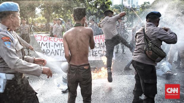 Aksi 20 Tahun Reformasi, Massa HMI Bakar Ban di Depan Istana