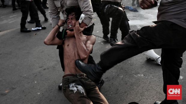 Aksi 20 Tahun Reformasi, Massa HMI Bakar Ban di Depan Istana