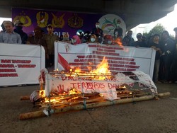 20 Tahun Reformasi, Mahasiswa Bakar Keranda di Makassar