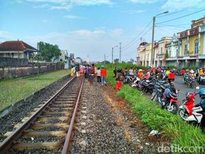 Seorang Perempuan Bunuh Diri Tabrakkan Tubuh ke Kereta Api